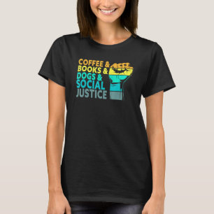 Kaffee Bücher Hunde und soziale Gerechtigkeit Mens T-Shirt