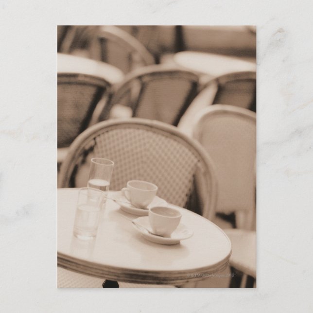 Kaffee Cups und Brillen auf einem Nachttisch Postkarte (Vorderseite)