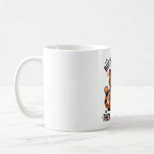Kaffee. Dann kümmere dich um das, was die Katze um Kaffeetasse