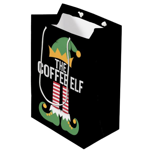 Kaffee Elf Familie Matching Group Weihnachten Mittlere Geschenktüte (Vorderseite Schrägansicht)