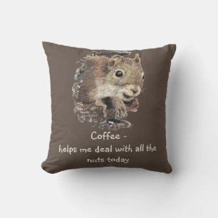 Kaffee hilft mir, mit allen Nüssen Eichhörnchen um Kissen