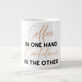Kaffee in der einen Hand Vertrauen in die andere Jumbo-Tasse
