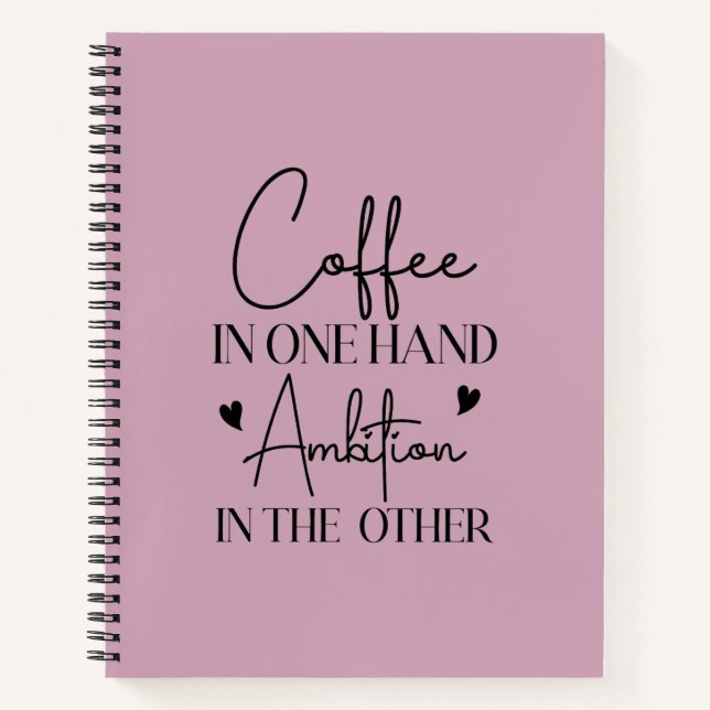 Kaffee in einer Hand Ehrgeiz in der anderen lustig Notizbuch (Vorderseite)