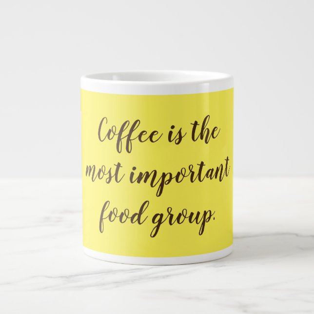 "Kaffee ist die wichtigste Lebensmittelgruppe" Jumbo-Tasse (Vorderseite)