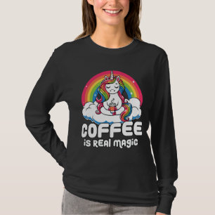 Kaffee ist echtes magisches Einhorn-Regenbogen-Des T-Shirt