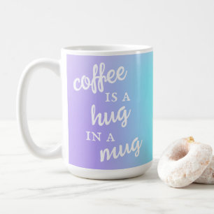 Kaffee ist ein Umarmer in einer Tasse Lavendel Aqu