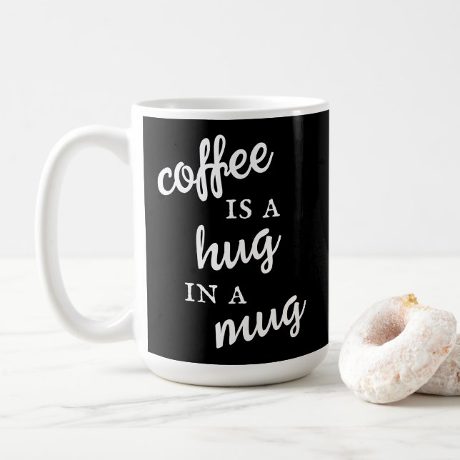 Kaffee ist ein Umarmer in einer Tasse Schwarz-Weiß (Mit Donut)
