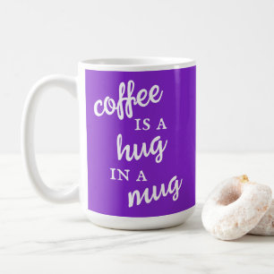 Kaffee ist eine Umarmung in einer Tasse Lila Tasse