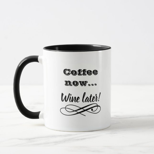 Kaffee jetzt, neuere Tasse des Weins (Links)