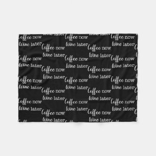 Kaffee jetzt Wein später einfacher Text Fleecedecke