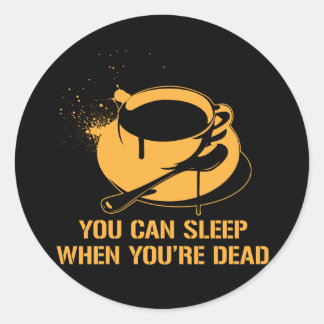 Kaffee kann man schlafen, wenn man tot ist runder aufkleber