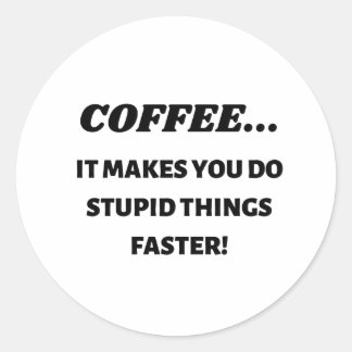 Kaffee macht dumme Dinge schneller Runder Aufkleber