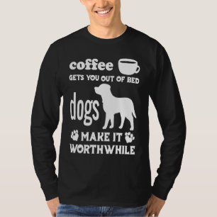 Kaffee macht es für Hunde aus dem Bett wert T-Shirt