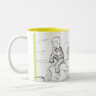 Kaffee, nachdenklich auf einem Felsen Zweifarbige Tasse