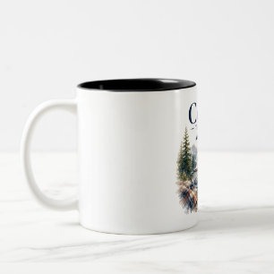 Kaffee schmeckt außerhalb des Bergcampfeuers besse Zweifarbige Tasse