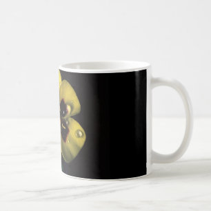 Kaffee-Tasse mit gelber Blume mit Wasser fällt Kaffeetasse