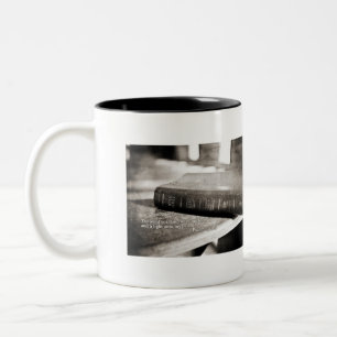 Kaffee-Tasse - seien Sie noch und wissen Sie, dass Zweifarbige Tasse