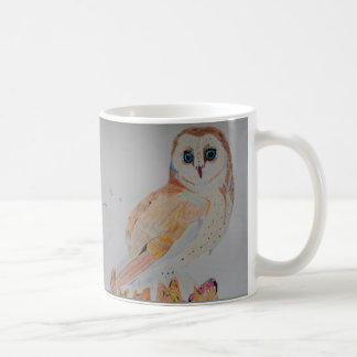 Kaffee-Tasseneule, die heraus den Winter genießt Kaffeetasse