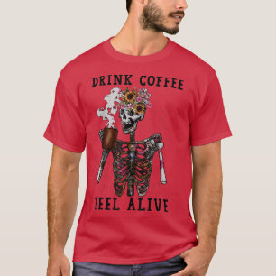 Kaffee trinken, sich wohlfühlen, sonniges Skelett  T-Shirt