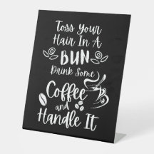 Kaffee trinken und es handhaben