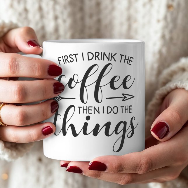 Kaffee trinken Witziges Zitat Kaffeetasse (Enjoy this funny mug with the quote "First I drink the coffee then I do the things."
)