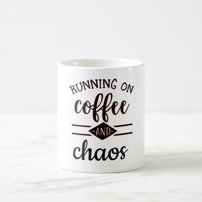 Kaffee und Chaos-Tasse Kaffeetasse (Mittel)