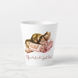 Kaffee und eine gut lesende Katze, die auf Büchers Milchtasse