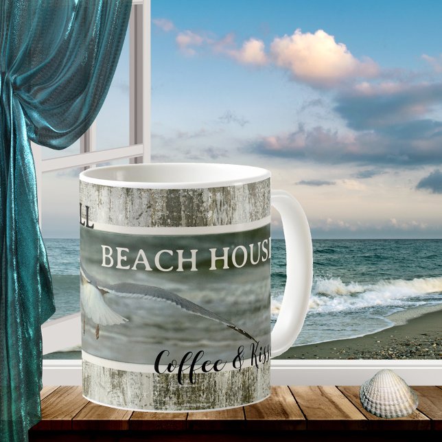 Kaffee und Kisses Seagull Beach House Tasse (Beach house mug featuring an image of a seagull flying over the ocean on a weathered wood)