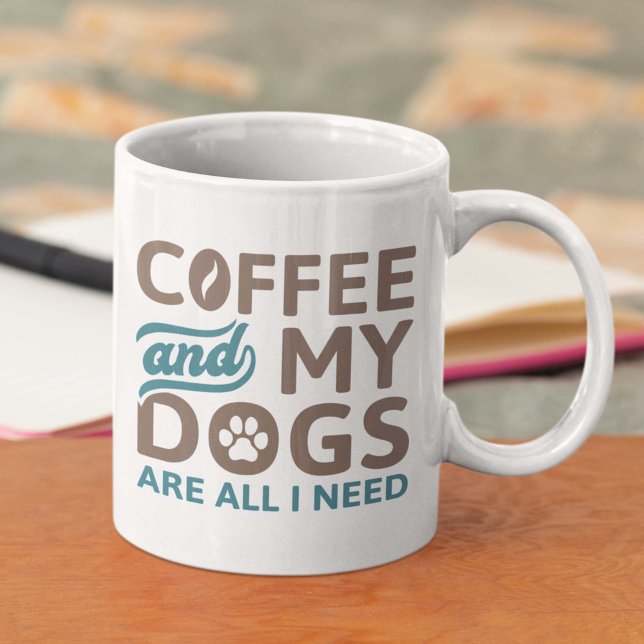 Kaffee und meine Hunde sind alles, was ich brauche Kaffeetasse (Von Creator hochgeladen)