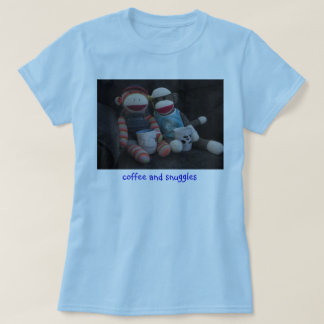 Kaffee und Snuggles T-Shirt