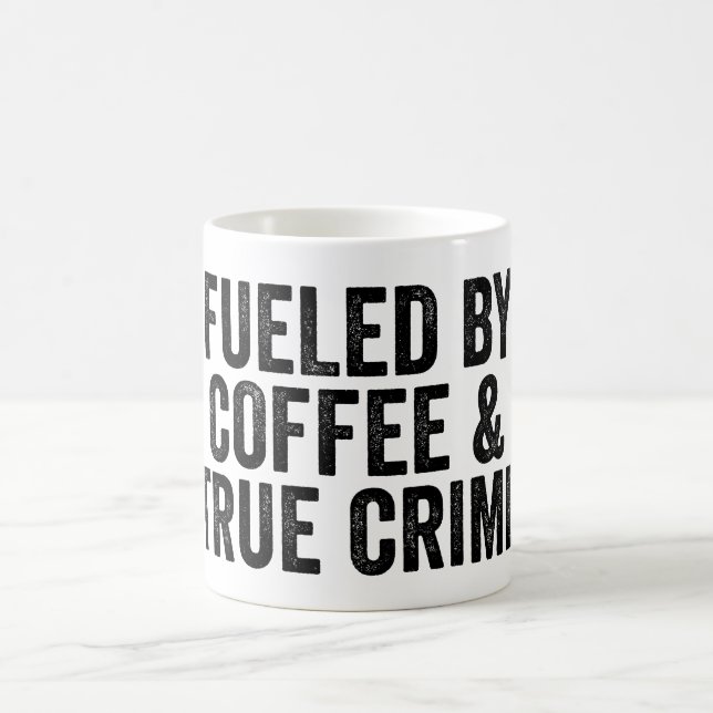 Kaffee und wahre Kriminalität Kaffeetasse (Mittel)