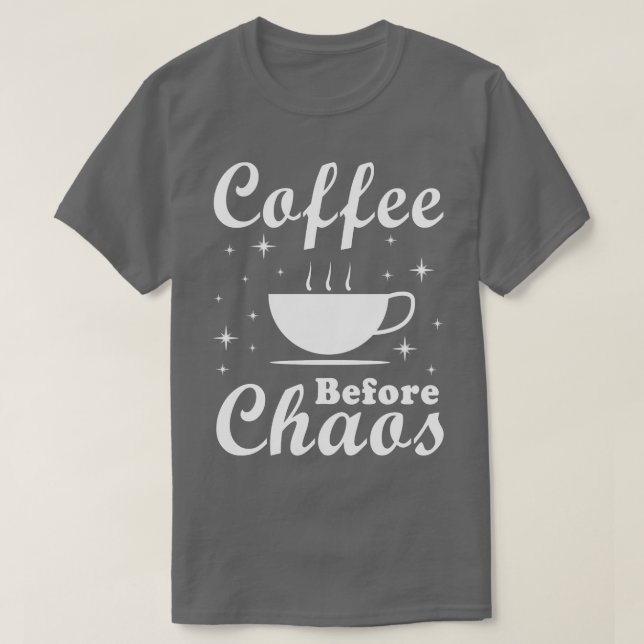 Kaffee vor Chaos Funny T-Shirt (Design vorne)