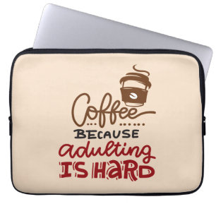 Kaffee, weil Erwachsenwerden schwer ist Laptopschutzhülle