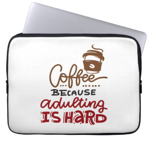 Kaffee, weil Erwachsenwerden schwer ist Laptopschutzhülle