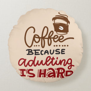 Kaffee, weil Erwachsenwerden schwer ist Rundes Kissen