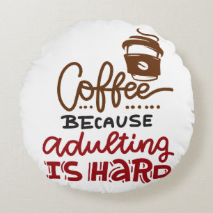 Kaffee, weil Erwachsenwerden schwer ist Rundes Kissen