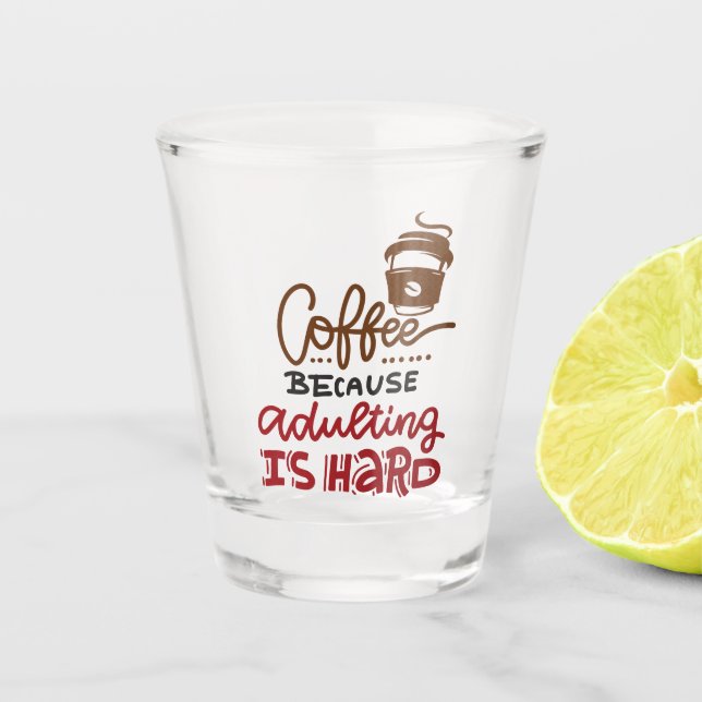Kaffee, weil Erwachsenwerden schwer ist Schnapsglas (Vorderseite)