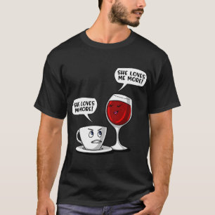 Kaffee Wein Sie liebt mich mehr T-Shirt