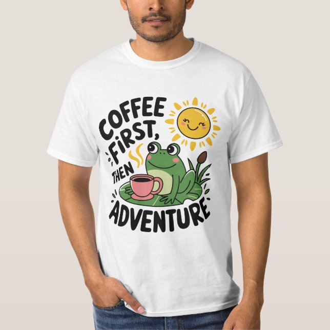 Kaffee zuerst dann Abenteuer - Niedlicher Reizfros T-Shirt (Vorderseite)