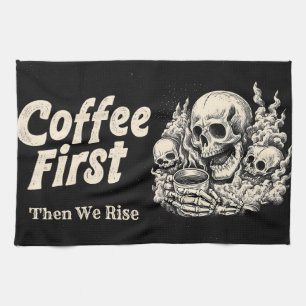 "Kaffee zuerst, dann erheben wir uns" mit Totenkop Geschirrtuch