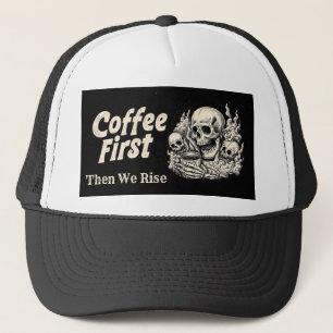 "Kaffee zuerst, dann erheben wir uns" mit Totenkop Truckerkappe