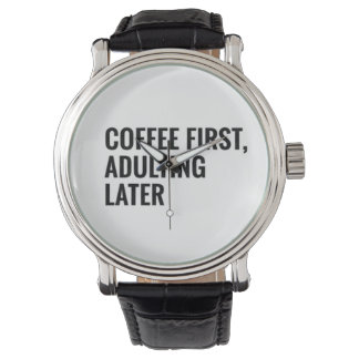 Kaffee zuerst, erwachsen werden später Lustige Kaf Armbanduhr