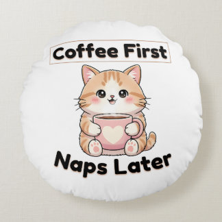 Kaffee zuerst, Nickerchen später, süße Katze | Kaw Rundes Kissen