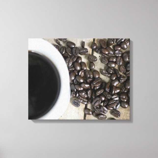 Kaffeebohnen mit einer Tasse Kaffee auf einer Kist Leinwanddruck (Vorderseite)