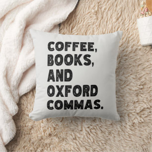 Kaffeebücher und Oxford Commas Cool Teacher Funny Kissen