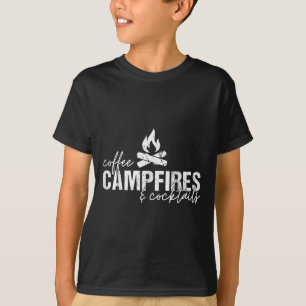 Kaffeekaminen und Schwänze Grafisches Camping T-Shirt