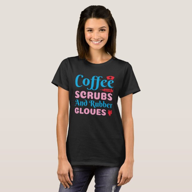 Kaffeekruben und Gummihandschuhe Krankenpflege CNA T-Shirt (Vorne ganz)