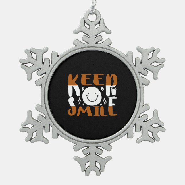 Kaffeekunst Behalte Lächeln Schneeflocken Zinn-Ornament (Vorderseite)