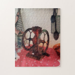 Kaffeemühle auf roter Tischdecke