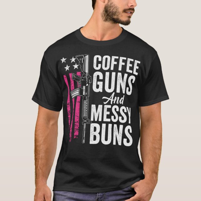 Kaffeemühlen und Messy Buns - Pink AR15 USA Funny  T-Shirt (Vorderseite)
